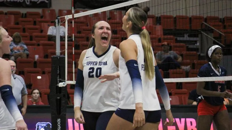 Peacock volleyball trades results on opening day in Tennessee