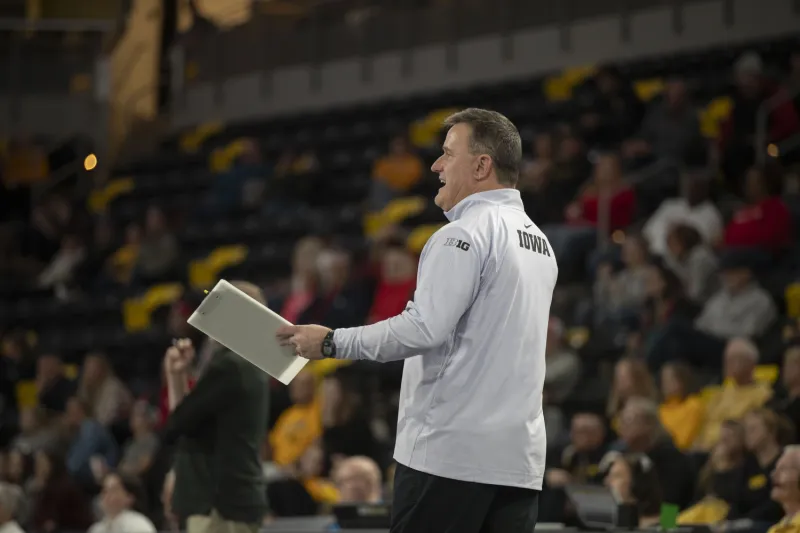 Iowa volleyball coach Jim Barnes eclipses 500 career wins