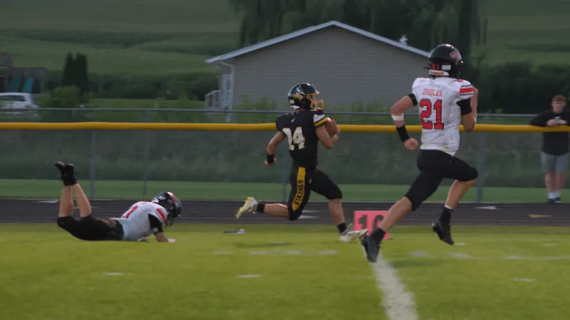 Edgewood-Colesburg dominates Springville in home opener
