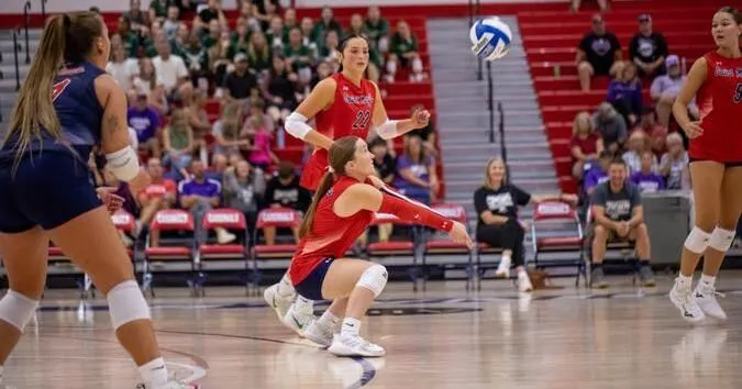 Saint Mary's volleyball opens Sugar Loaf Classic 2-0