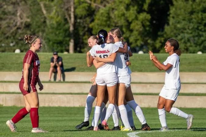 Grinnell women's soccer extends successful string against Coe with 2-1 victory