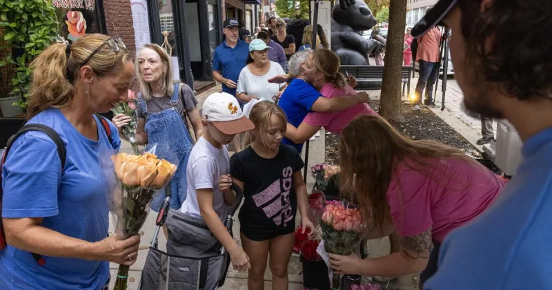 Bloom Works hands out 15,000 roses on Good Neighbor Day
