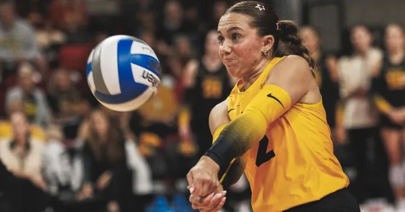 How did Iowa freshman Henlee Moszkowicz help spark a Cy-Hawk sweep?