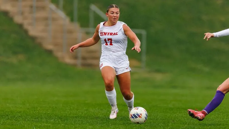 DeVos leads Dutch past Pipers in women's soccer