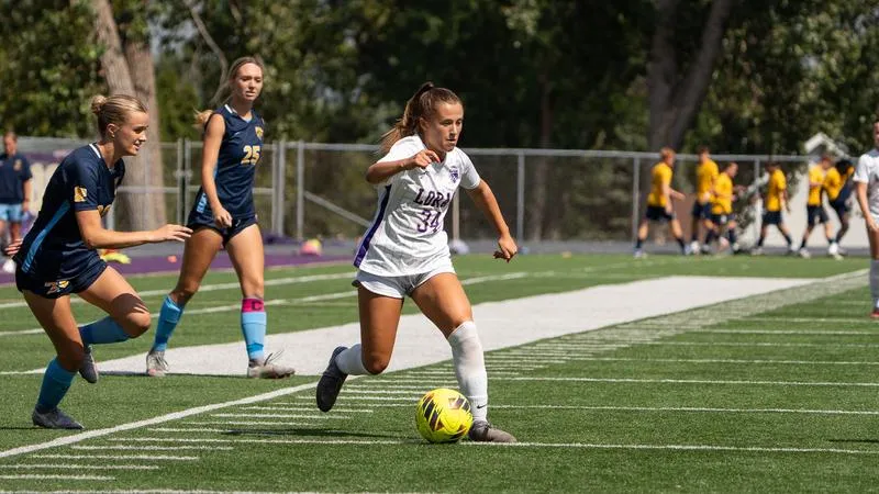 Late Goal Gives Duhawks 2-1 Win Over Carroll