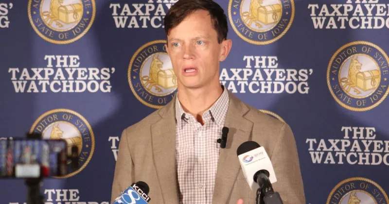 Iowa Auditor Sand: Governor's office salaries have increased while other agencies' decreased