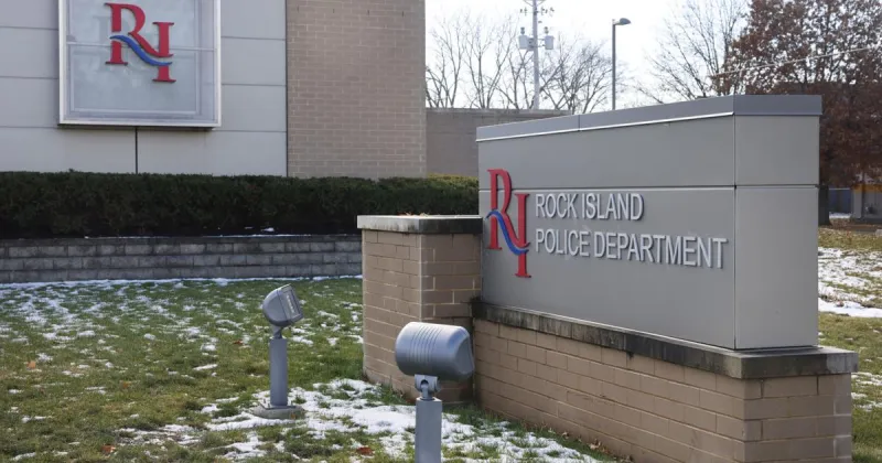 Rock Island aldermen approve contract to alleviate 911 dispatcher shortage