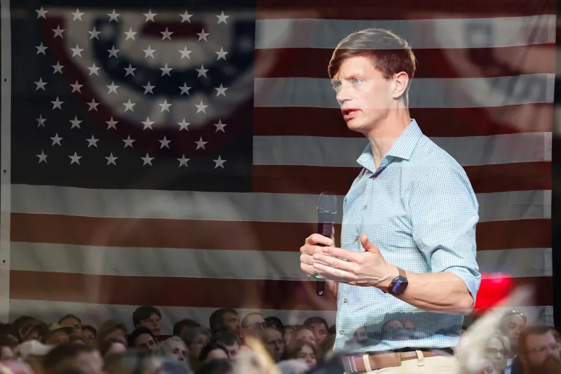 Sand seeks support beyond Democratic base as he campaigns for Iowa governor