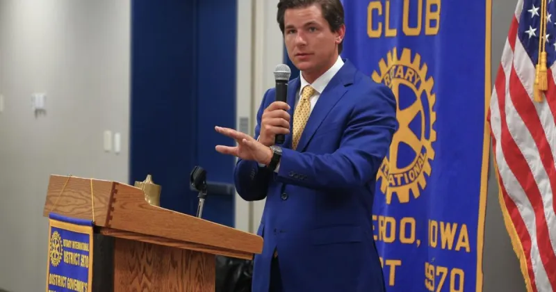 US House candidate Joe Mitchell talks Iran war, housing, data centers with Waterloo residents