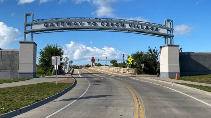 Cedar Rapids' 16th Avenue Bridge of Lions to close to vehicles Monday