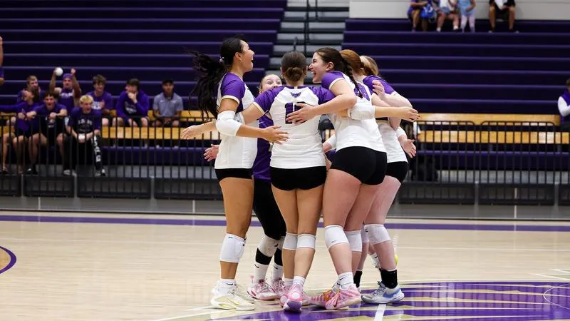 Women's Volleyball Downs Beloit in Straight Sets