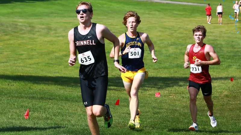 Lakin and Abelow pace GC men's cross country team at Carleton meet
