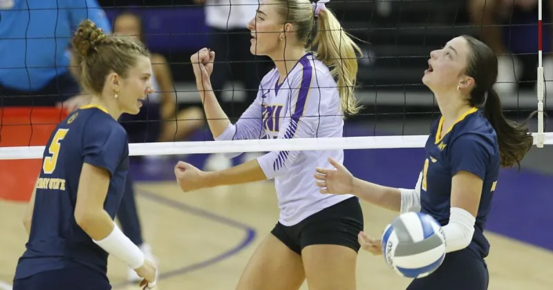 COLLEGE VOLLEYBALL: Dykstra, Clubb lead UNI to sweep over Bradley