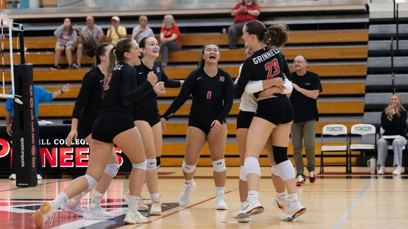 Grinnell volleyball team blows past Illinois College in 3 sets