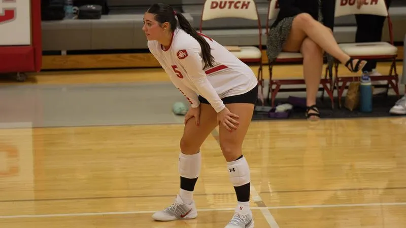 Wartburg squeaks past Central volleyball team