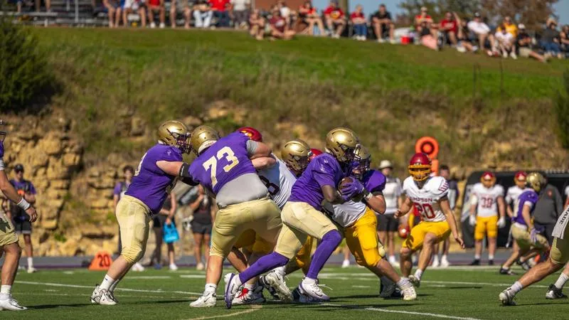 Football Falls to No. 15/11 Wartburg College