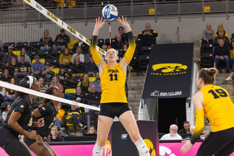 Iowa volleyball falls to No. 6 Wisconsin in four-set home match
