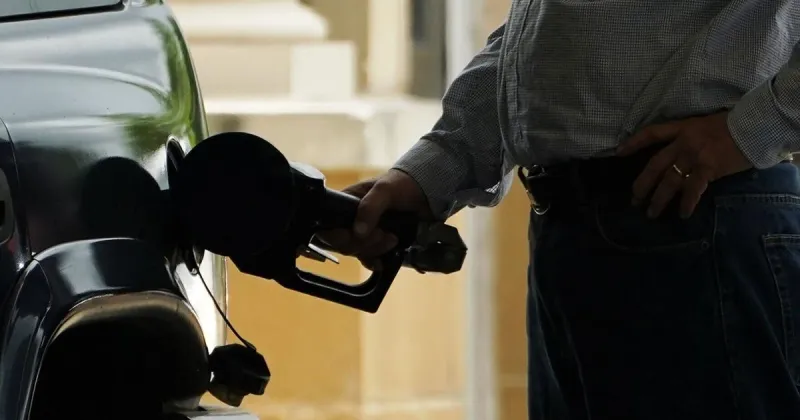 Illinois gas prices dip slightly as costs stay high