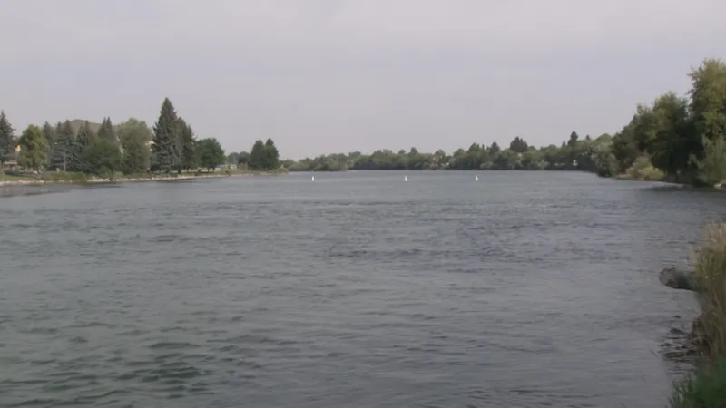 Stranded teens rescued from Snake River