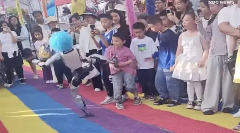 You have to see this! Child kicked by robot at amusement park