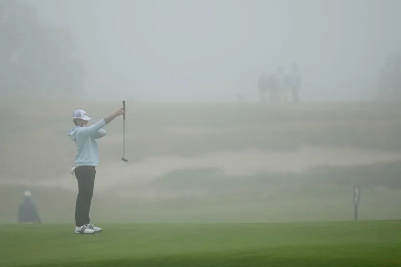 US Open off to a slow and foggy start at Shinnecock Hills