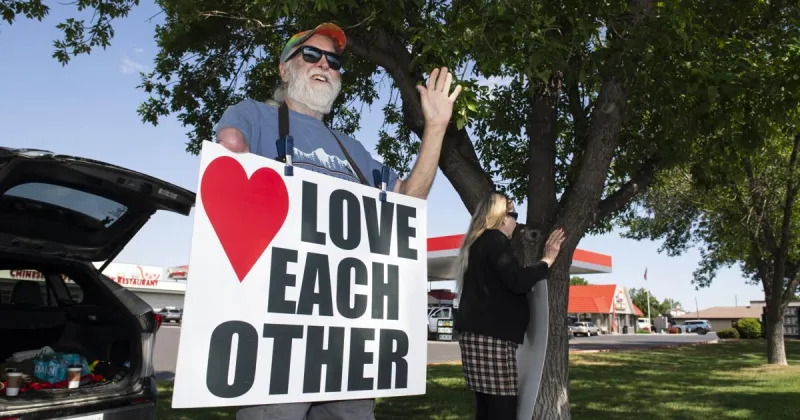 Twin Falls couple spreads the love