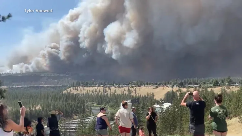 Fast-moving wildfires tear through homes in Washington