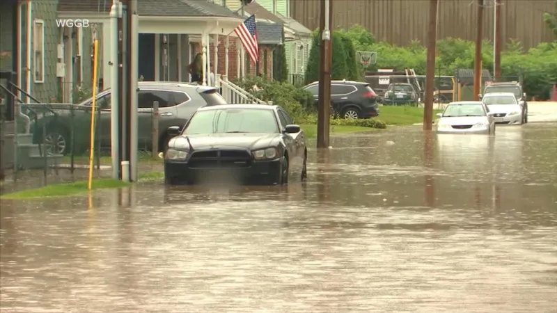Powerful storms snarl traffic, lead to flight disruptions
