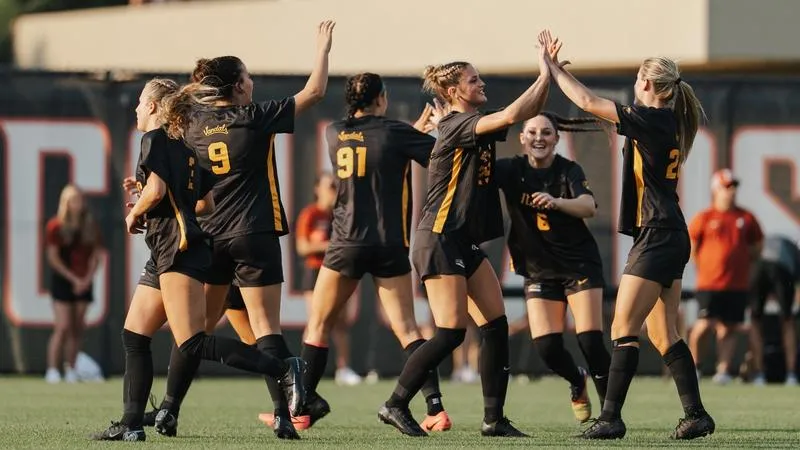 Vandals Close Out Hawai'i Trip Against Rainbow Wahine