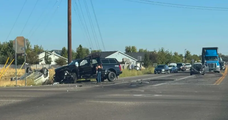 Three people hurt in Nampa crash Monday morning