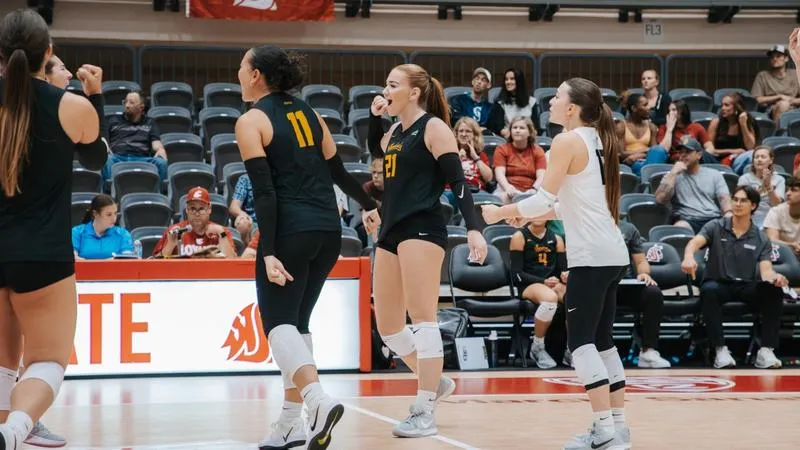 Volleyball Rallies Past North Dakota for Bounce-Back Win