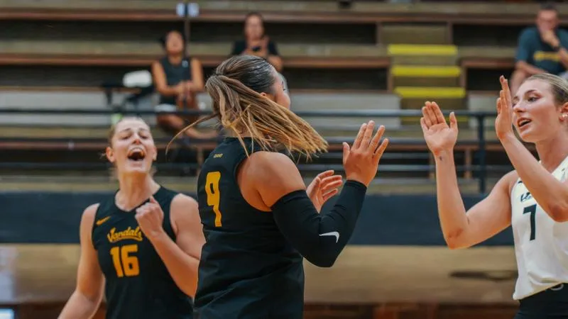 Volleyball Wins Fifth Straight to Cap Perfect Week 4
