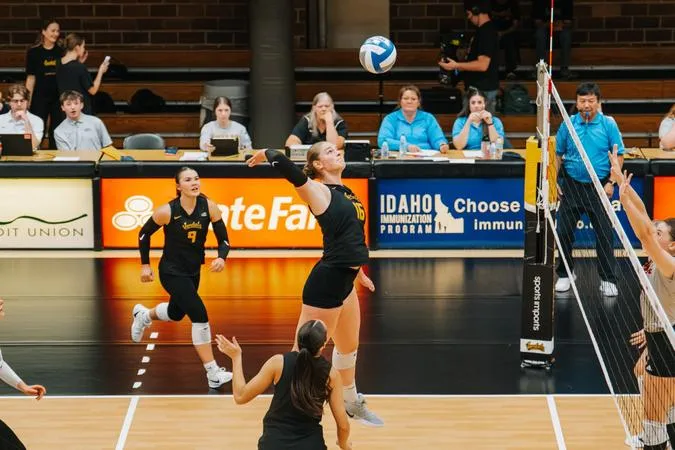 Volleyball Falls to Montana in Missoula