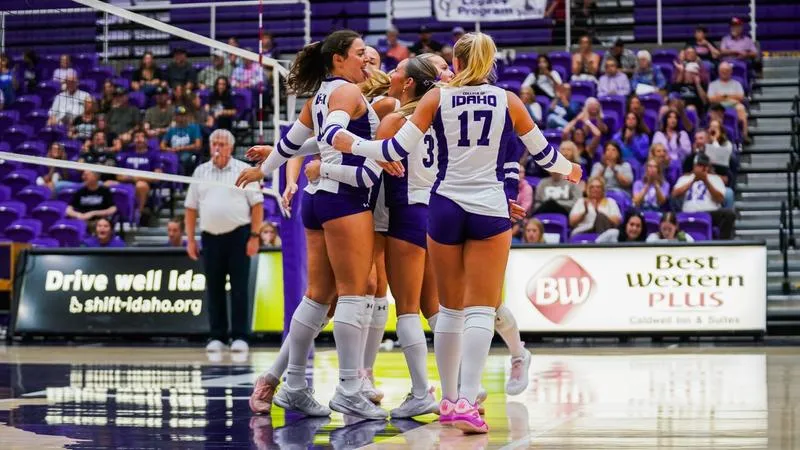 No. 8 Yotes Roll Past Evergreen State in Straight Sets