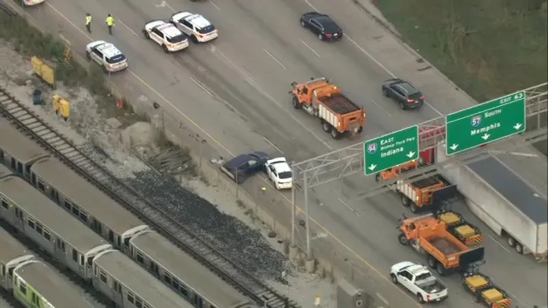 Driver struck after getting out of car on Dan Ryan Expressway: ISP