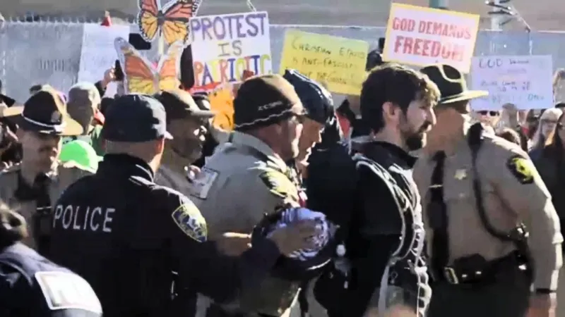 Illinois mayor declares 'civil emergency' after out-of-town protesters threaten violence amid anti-ICE unrest