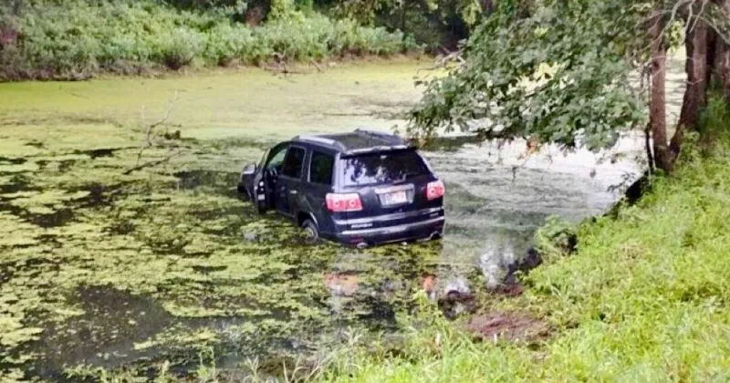 Wanted man in police pursuit allegedly stops to smoke, swims from cops after water crash