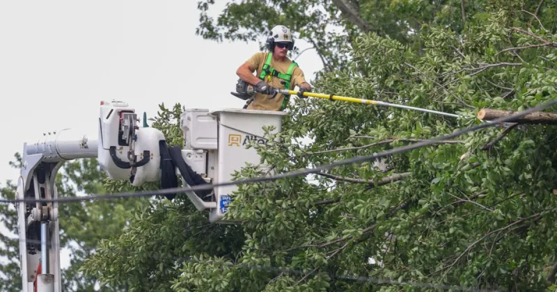 ComEd sending NIPSCO 2,000 contractors to speed up power restoration in Northwest Indiana