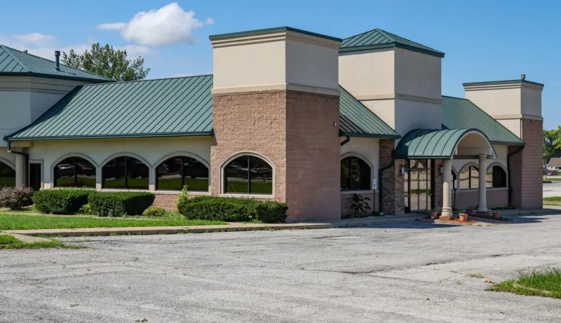 'It's getting old fast': Region restaurants lose power, then food, and now wait