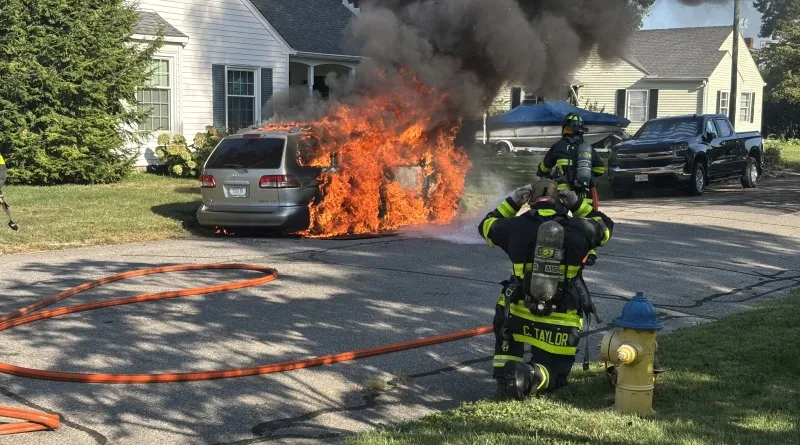 Minivan fire endangers nearby Columbus homes