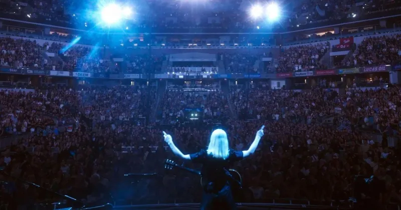 Review: Phoebe Bridgers captivates at Gainbridge Fieldhouse