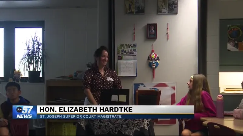 Magistrate talks to Discovery Middle School students about Constitution