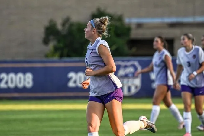 Aces Drop First Conference Game to SIU