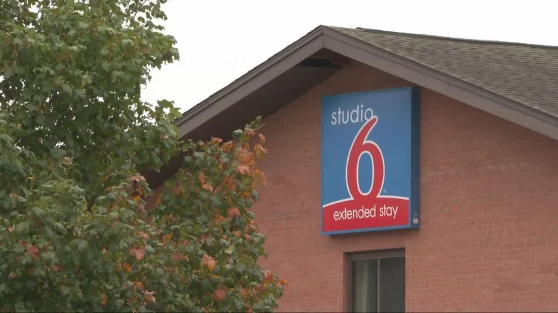 Guests at Mishawaka Studio 6 report overbooking, no staff and delayed refunds