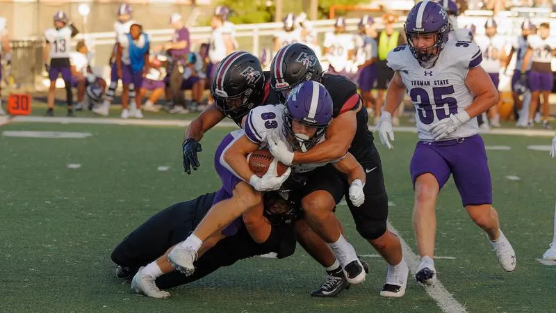 Bulldogs Edge Greyhounds, 29-27