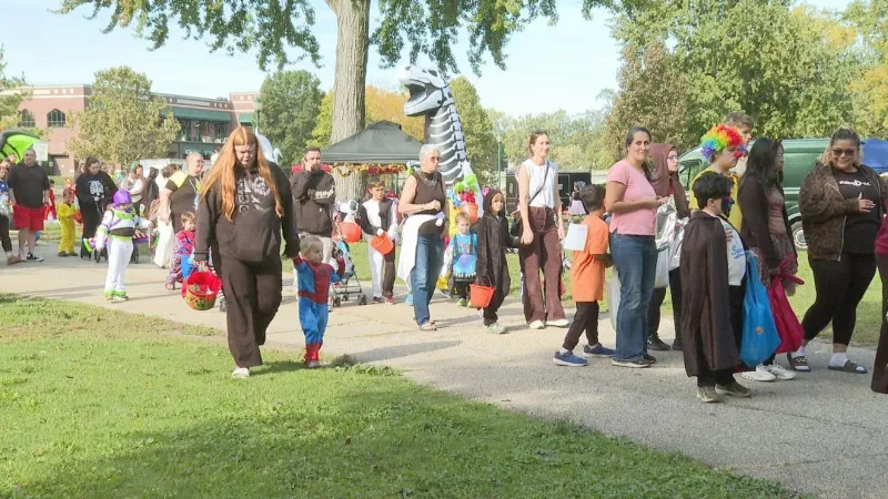 Thousands of families celebrate Halloween early at 14th annual Island Park Trunk or Treat