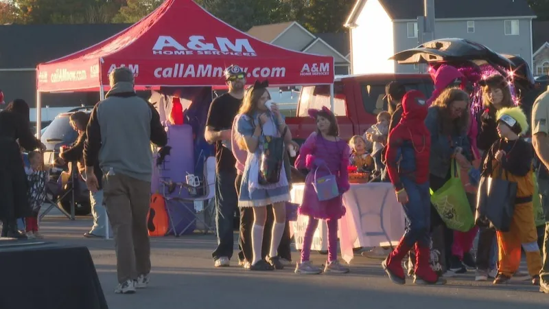 Free trunk-or-treat draws hundreds to Newton Park, offering Halloween fun at no cost