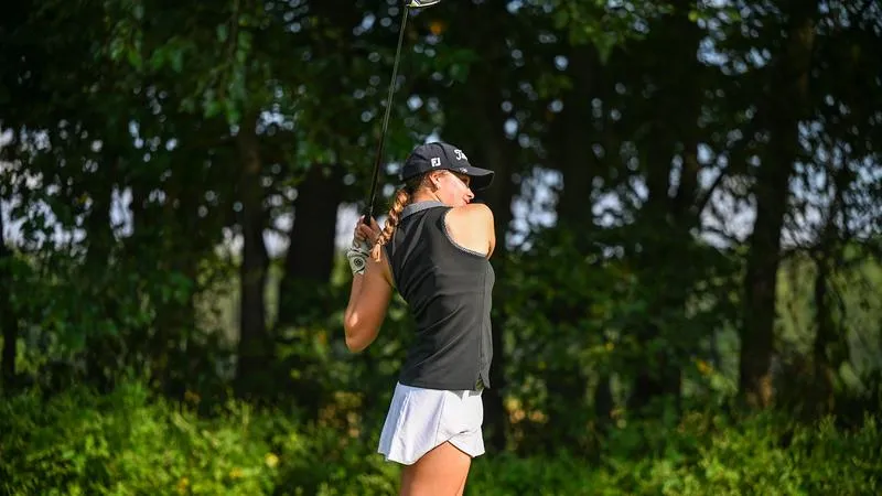 Grankina paces UE women in opening round