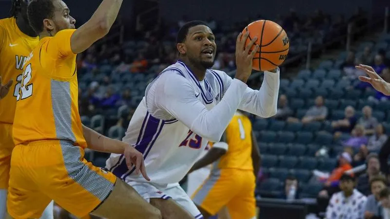 Men's basketball hosts SEMO on Wednesday at 5 p.m.