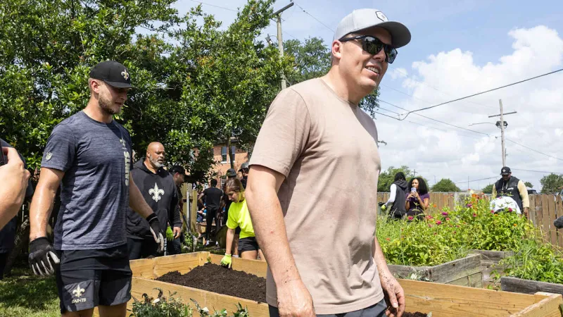 Recap: Saints help refurbish community center with Rebuilding Together New Orleans
